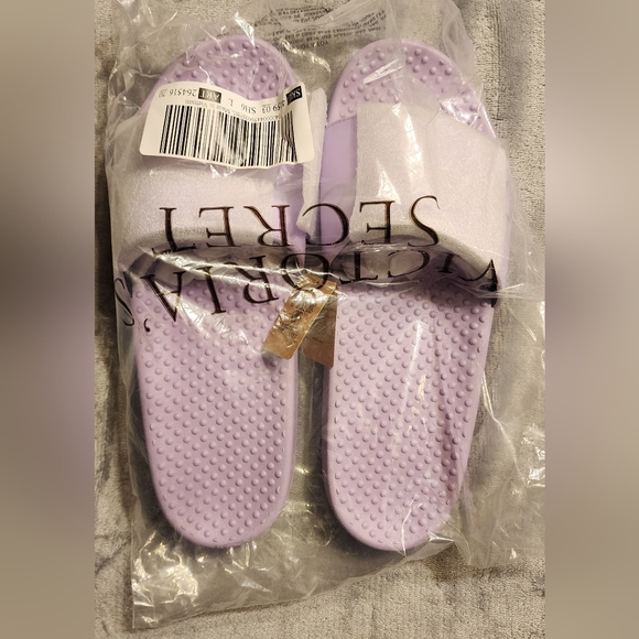 VS Pink Slides Sz L 9/10 NWT Lilac w/ Silver Script Print - Picture 4 of 5